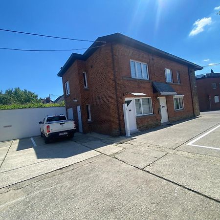 1-C Superbe Appartement Tres Calme Et Bien Decore Шарлеруа Экстерьер фото