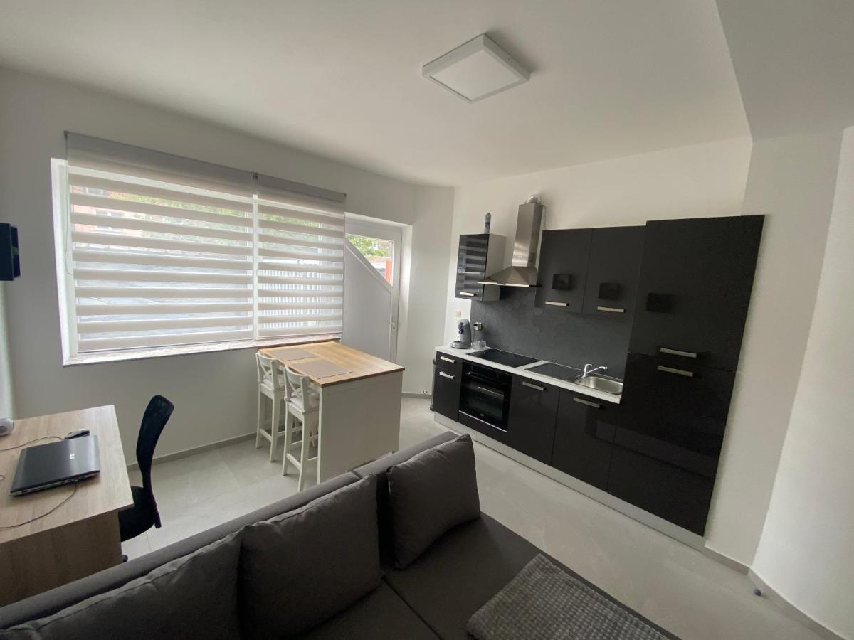 1-C Superbe Appartement Tres Calme Et Bien Decore Шарлеруа Экстерьер фото