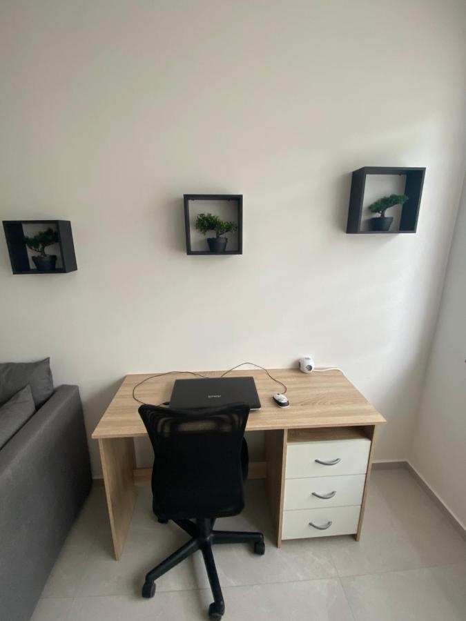 1-C Superbe Appartement Tres Calme Et Bien Decore Шарлеруа Экстерьер фото