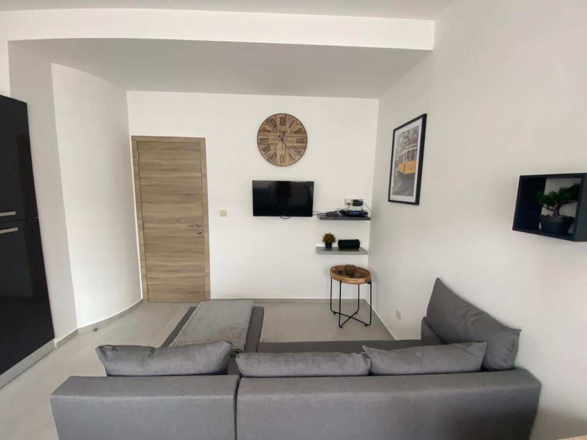 1-C Superbe Appartement Tres Calme Et Bien Decore Шарлеруа Экстерьер фото