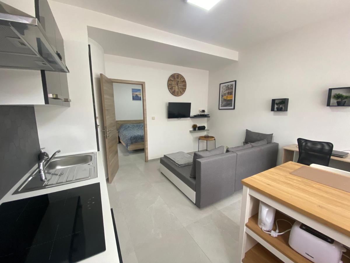 1-C Superbe Appartement Tres Calme Et Bien Decore Шарлеруа Экстерьер фото